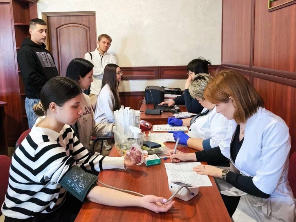 Cтуденти та викладачі Івано-Франківського навчально-наукового юридичного інституту НУ «ОЮА» здали кров для поранених бійців Збройних Сил України.