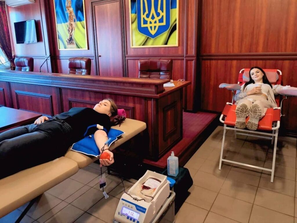Cтуденти та викладачі Івано-Франківського навчально-наукового юридичного інституту НУ «ОЮА» здали кров для поранених бійців Збройних Сил України.