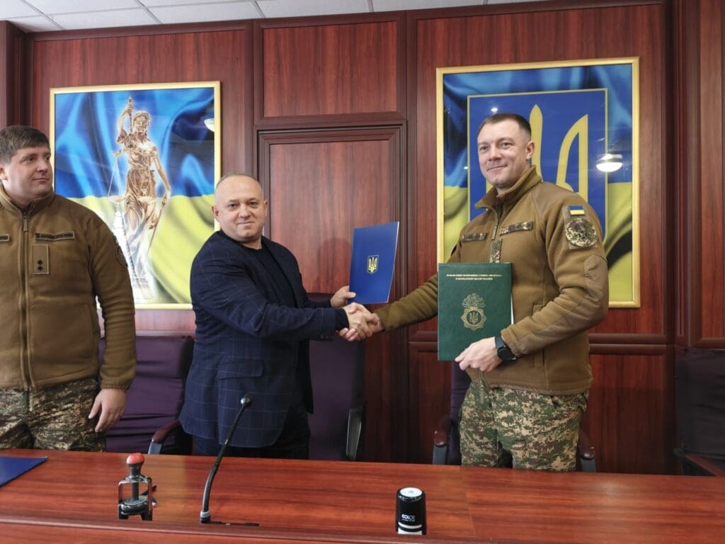 Сторони обміну документами: директор інституту професор Роман Савчук і командир полку полковник Вадим Ліневський після підписання Меморандуму.