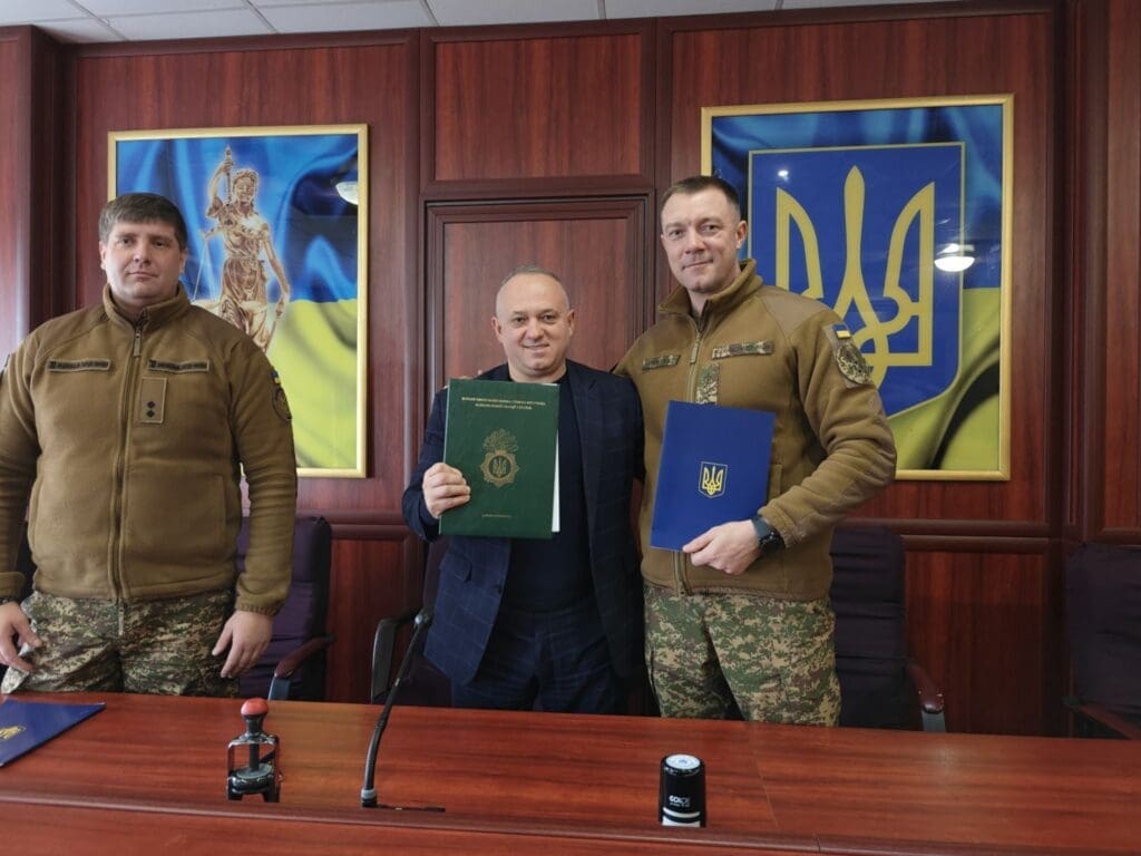 Директор інституту професор Роман Савчук та командир полку полковник Вадим Ліневський демонструють підписані примірники Меморандуму.