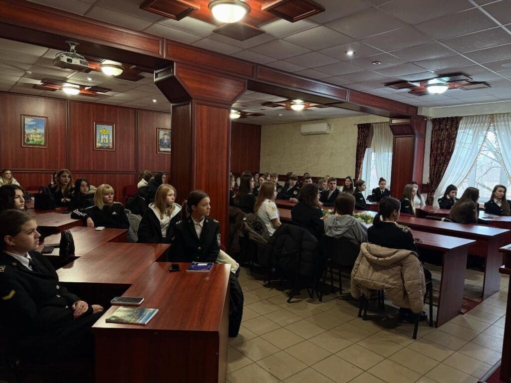 Практичні аспекти: як розпізнати насильство та куди звертатися по допомогу.